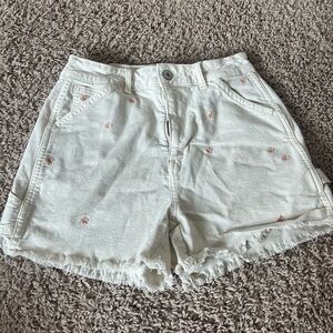 American eagle Jean shorts, cream with small flower detailing